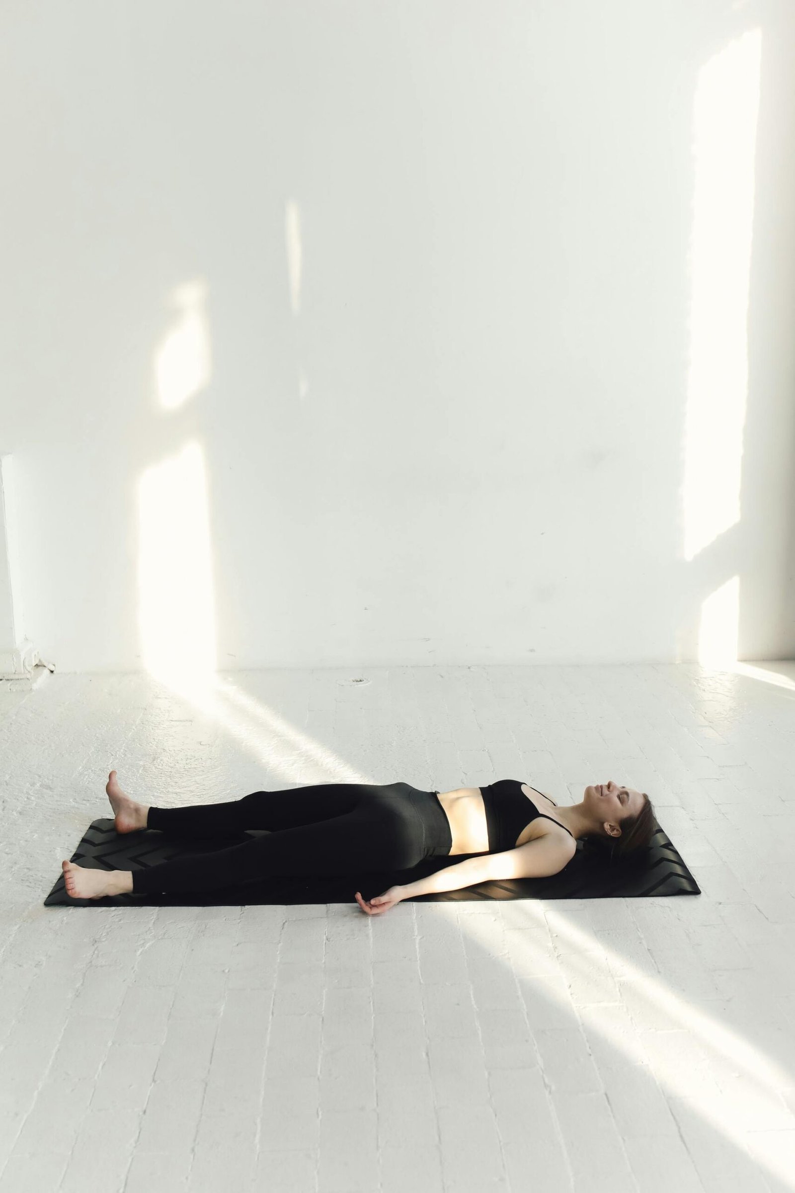 simple pilates practice home session with a woman relaxing on a mat visualising her workout
